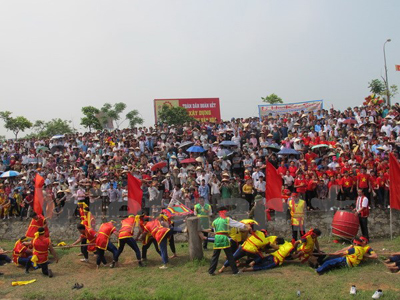 Cảnh thi kéo song trong buổi Lễ hội kéo song ở thị trấn Hương Canh.